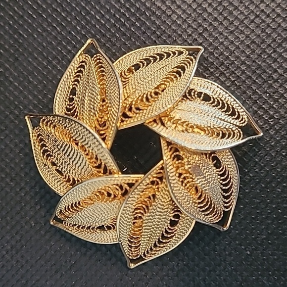 VINTAGE Filigree Leaf Wreath Brooch, Gold Tone, Dainty - Picture 2 of 8